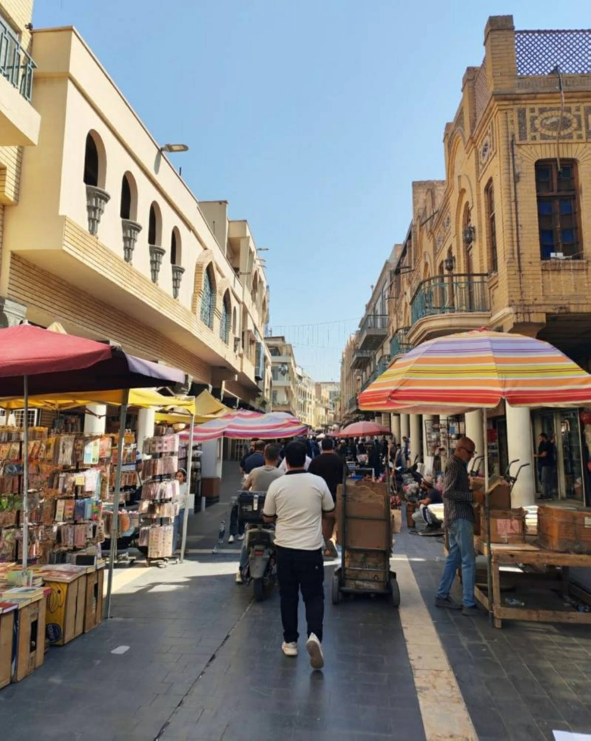 العراق.. محال القرطاسية تقضم مكتبات شارع المتنبي ببغداد