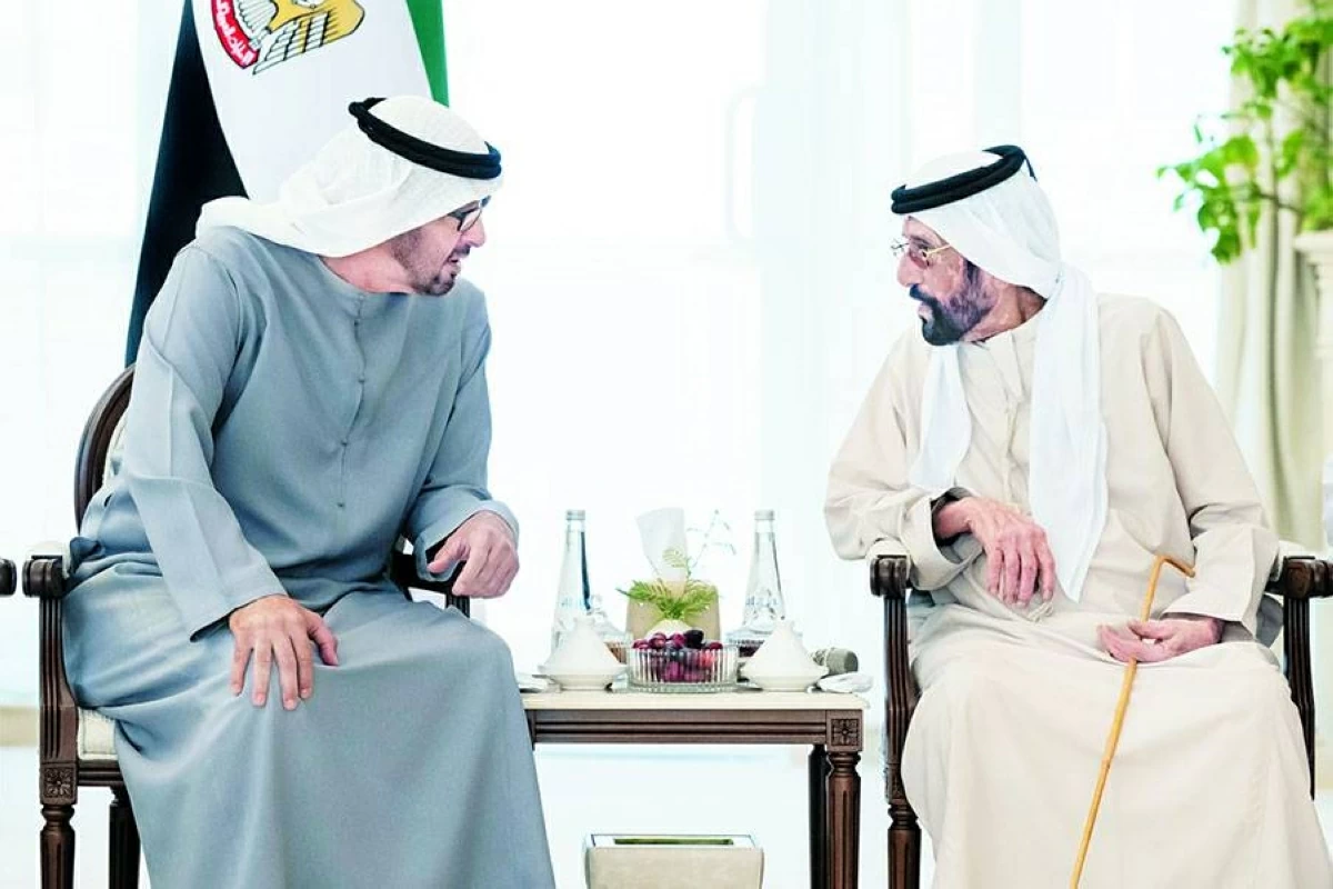  محمد بن زايد والراحل طحنون بن محمد (أرشيفية) 