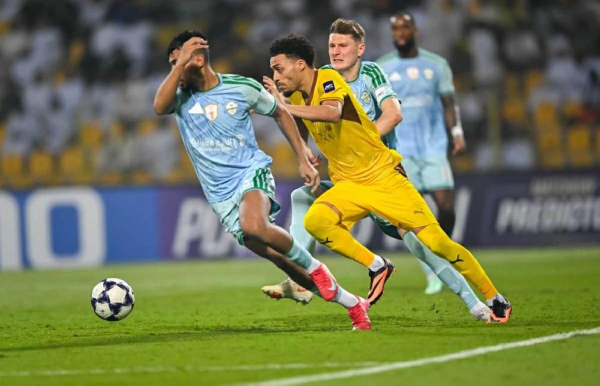 سباق على الكرة في مباراة الوصل والأهلي