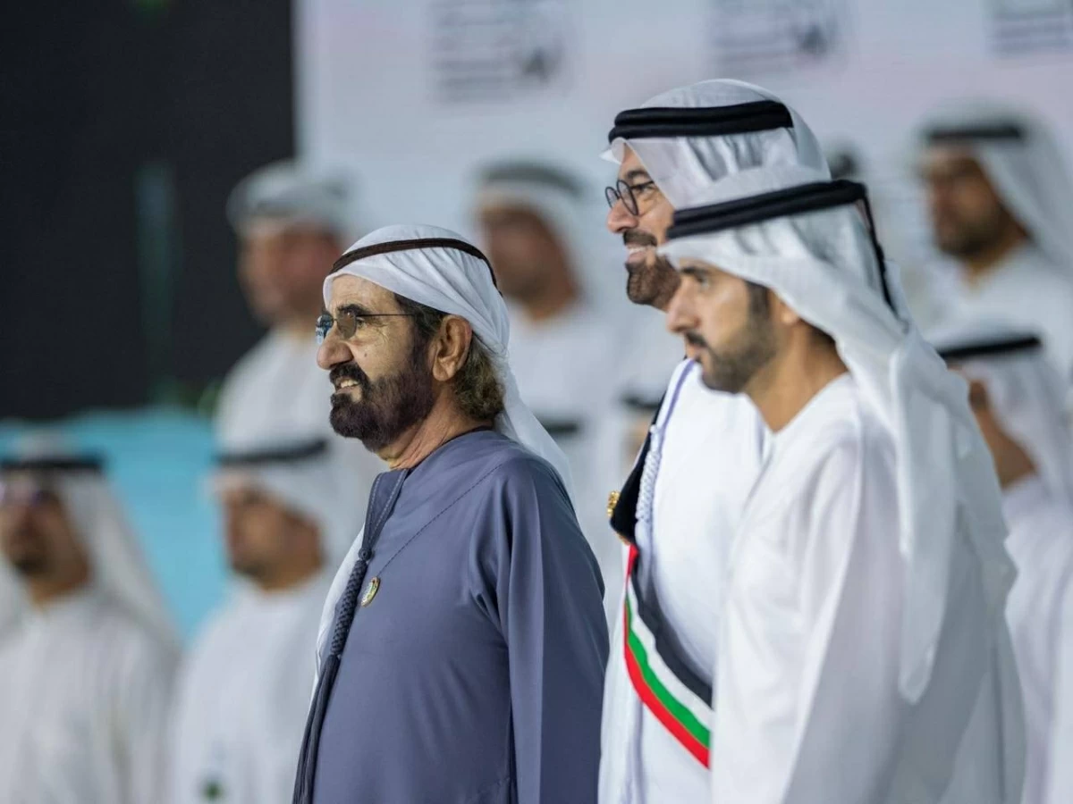 محمد بن راشد يفاجئ القرقاوي بوشاح محمد بن راشد للقادة (فيديو)