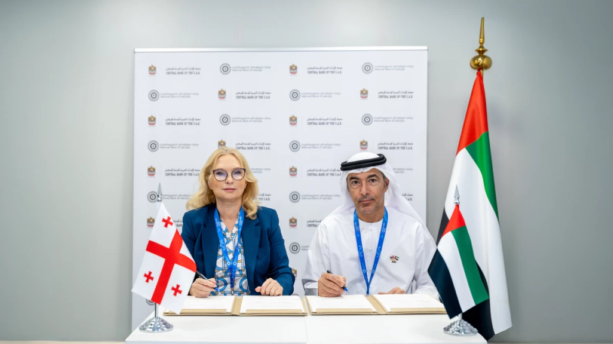 خالد بالعمى وناتيا تورنافا خلال توقيع الاتفاقية