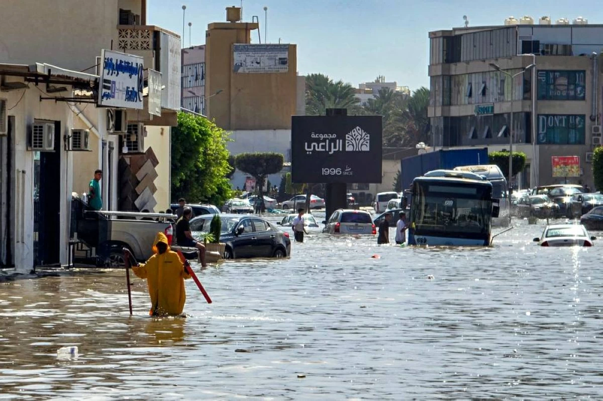 (أ ف ب) شارع غمرته المياه عقب هطول أمطار غزيرة في طرابلس