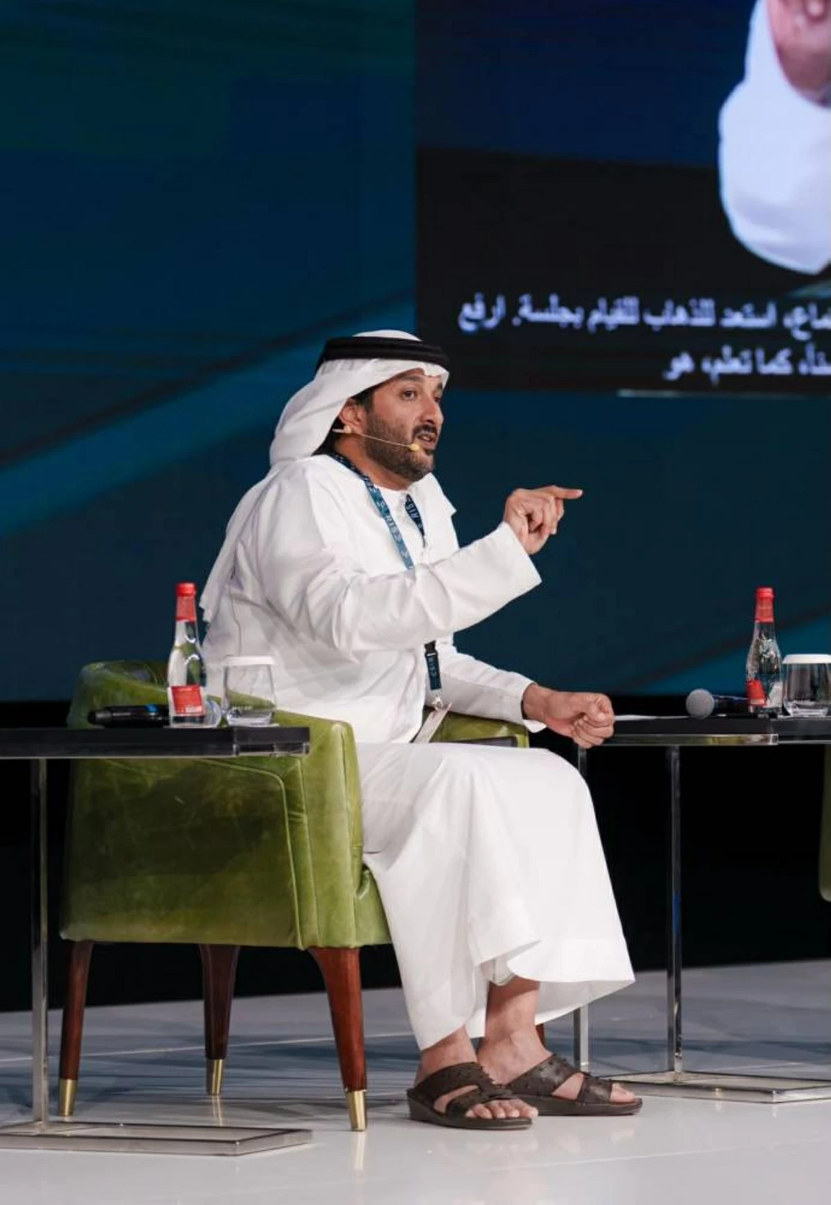 عبدالله بن طوق متحدثاً خلال الجلسة