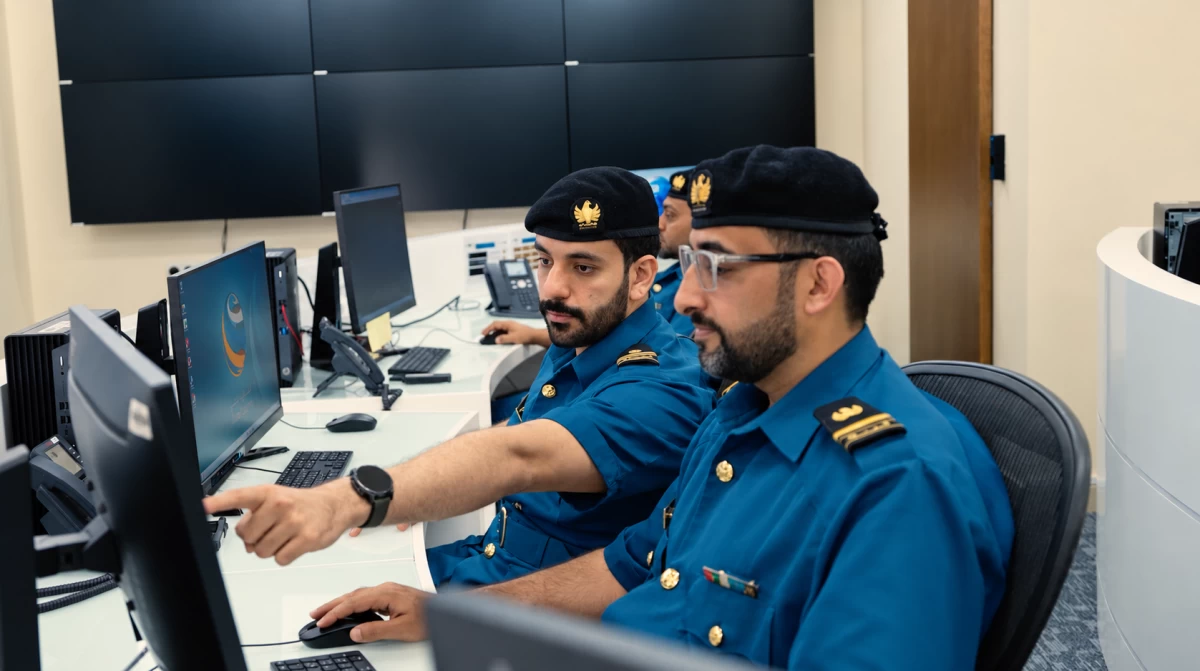 موظفون بجمارك دبي خلال عملهم اليومي