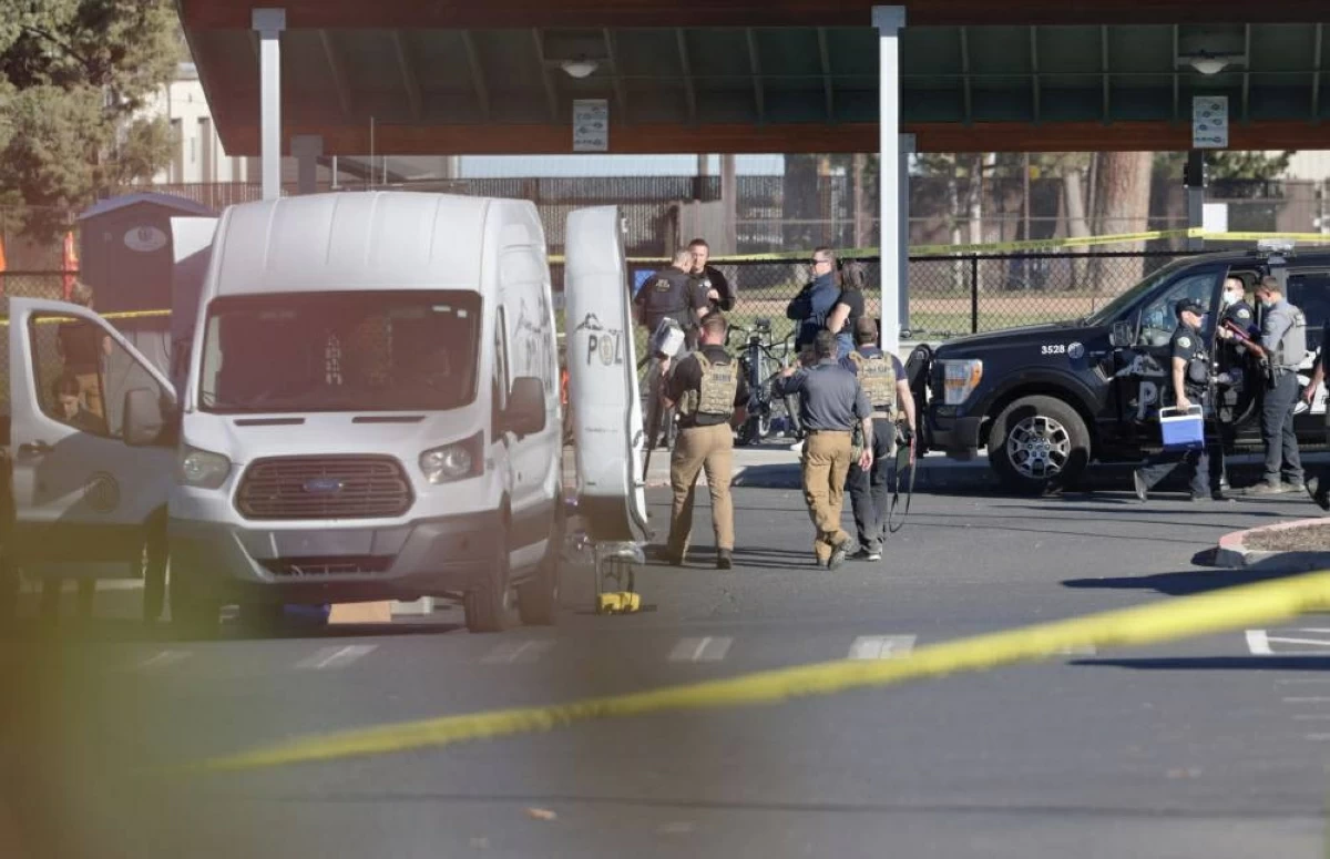 فرق الطوارئ في موقع حادث إطلاق نار في مدرسة 'سيلفر ريل' الابتدائية في مدينة بيند بولاية أوريغون