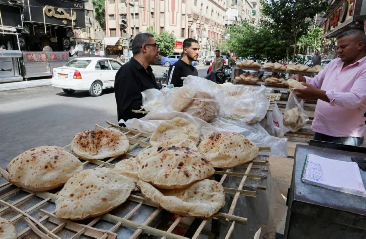 أرغفة الخبز التقليدية أمام مخبز في وسط القاهرة