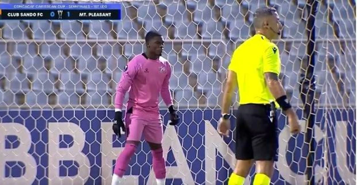 «لاعب بطيء للغاية».. شاهد أغرب ركلة جزاء في العالم