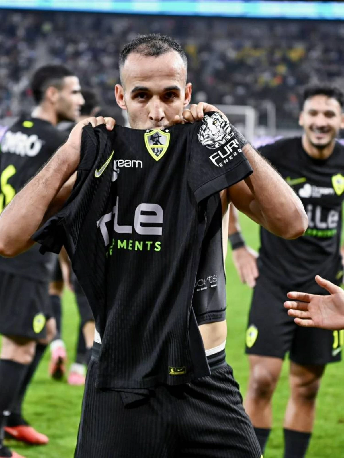 ناصر منسي يقبل قميص الزمالك