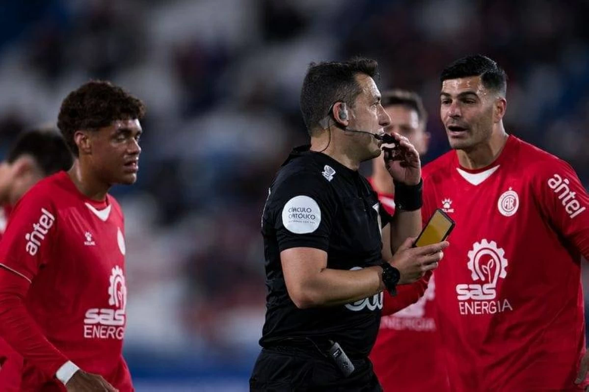 بدلاً من الكروت العادية.. حكم يستخدم جهازاً رقمياً لإشهار البطاقات في أوروجواي