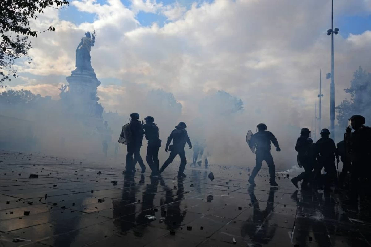 نصف مليون شخص يحتجون في فرنسا وسط تصاعد العنف