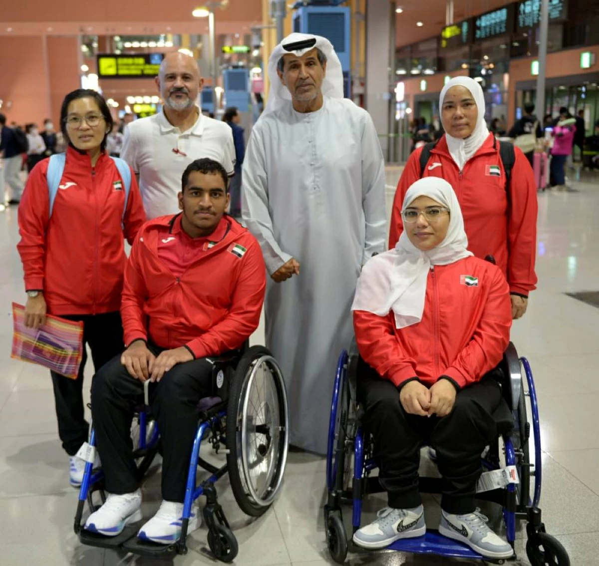 الهاملي يتوسط عدداً من لاعبي بعثة الإمارات