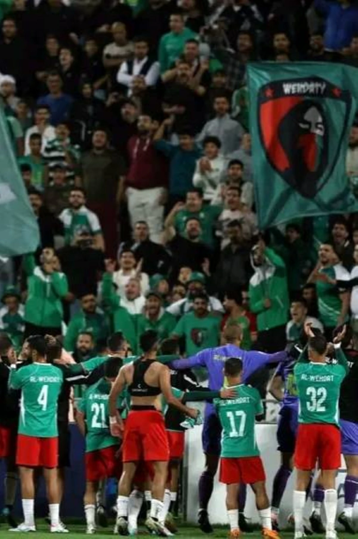 لاعبو الوحدات يحتفلون مع الجمور