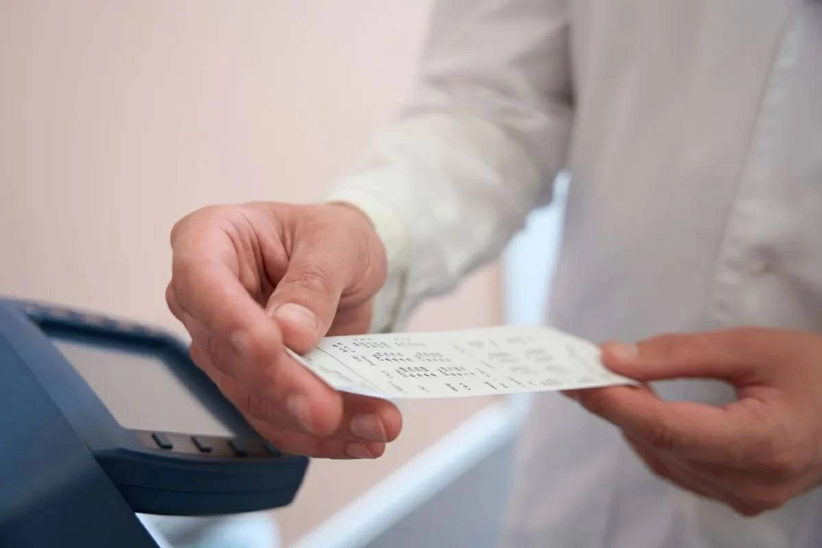 محتال يخدع متجراً بإيصال ذكاء اصطناعي ويسلبه 600 دولار