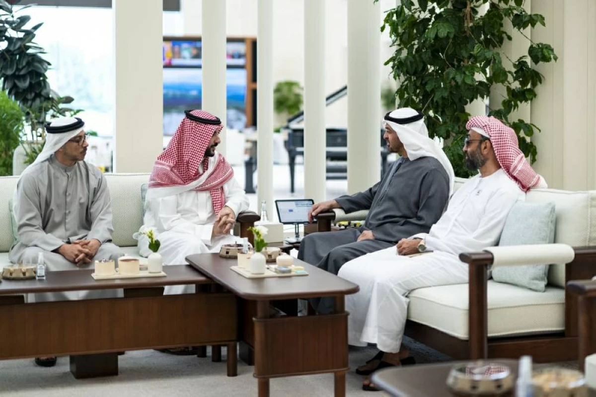محمد بن زايد يبحث مع وزير الدفاع السعودي التطورات الإقليمية وتعزيز التعاون (فيديو)