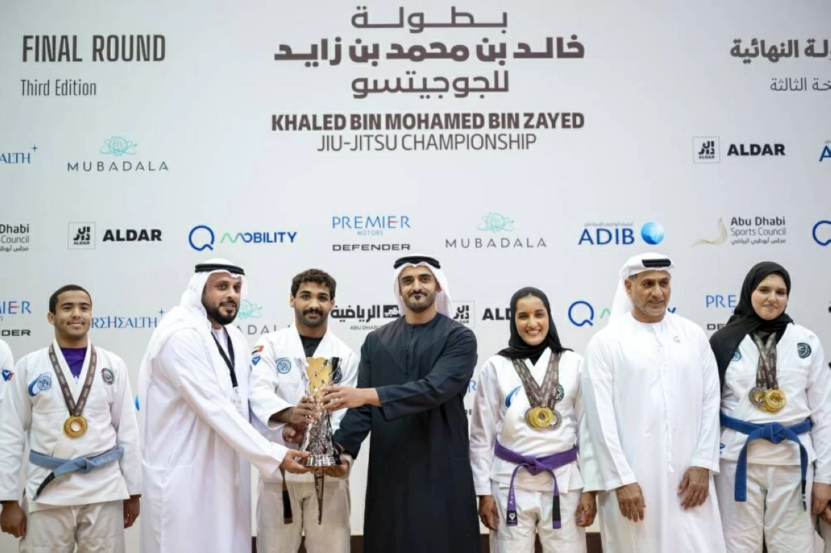 زايد بن محمد بن زايد يتوج أبطال نادي بني ياس بحضور عبد المنعم الهاشمي