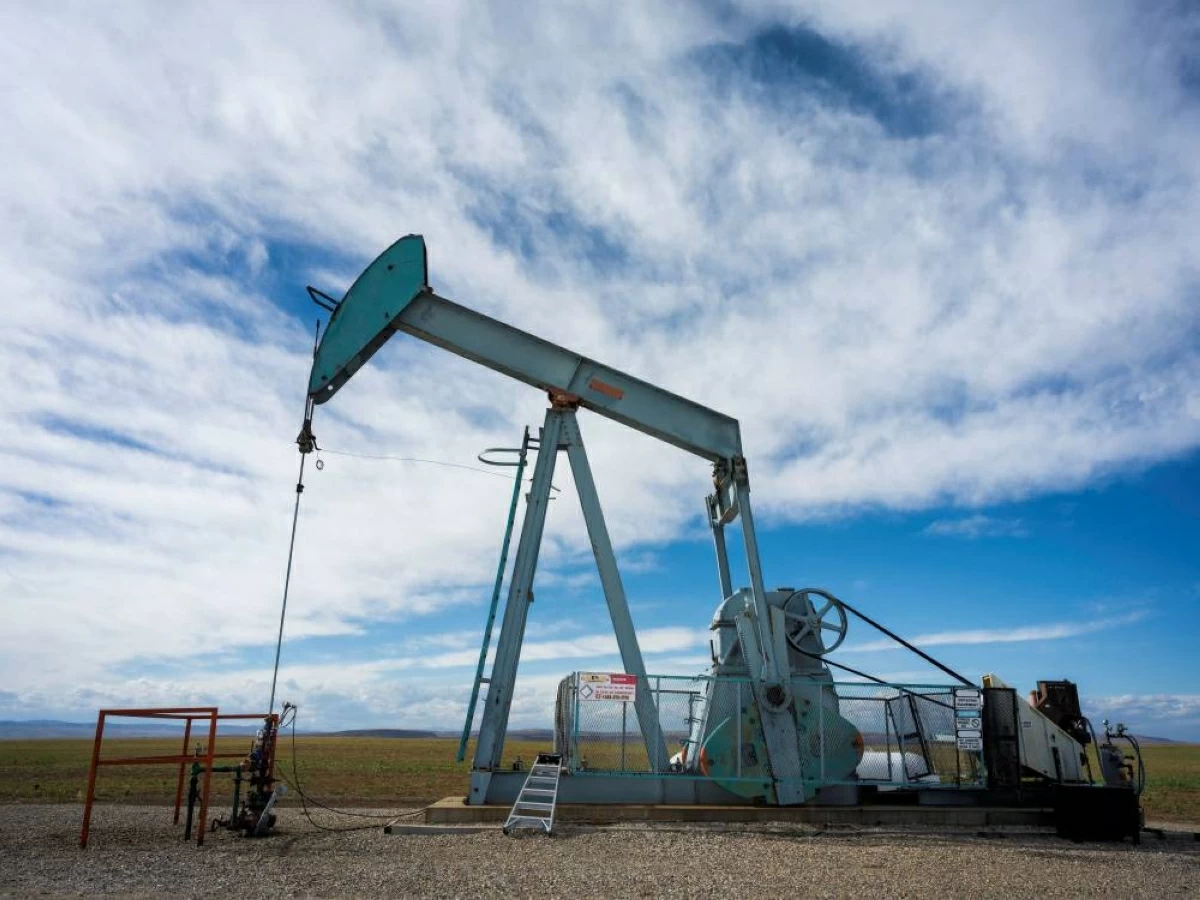 An oil pump jack at a farmer's field in rural Alberta, which is home to the majority of Albertans who, according to recent polling data, want to vote in favour of an upcoming non-binding referendum for Alberta to separate from Canada, near Stavely, Alberta, Canada, October 17, 2026.  REUTERS/Todd Korol