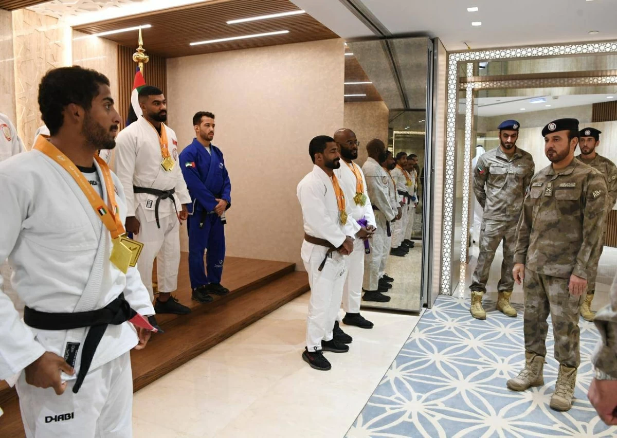قائد عام شرطة أبوظبي يستقبل منتخبي الجوجيتسو والترايثلون