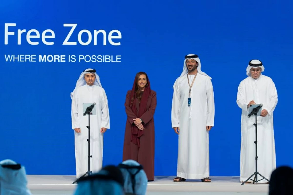 الشيخة بدور وعبدالله بن طوق يشهدان توقيع المذكرة ويبدو أحمد العامري وعبدالرحمن المعيني