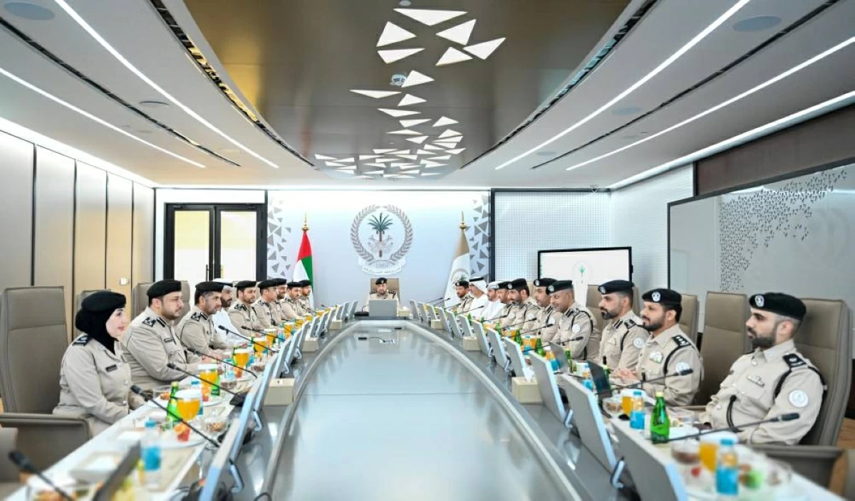شرطة الشارقة تبحث تعزيز التحول الرقمي وتطوير الأداء المؤسسي