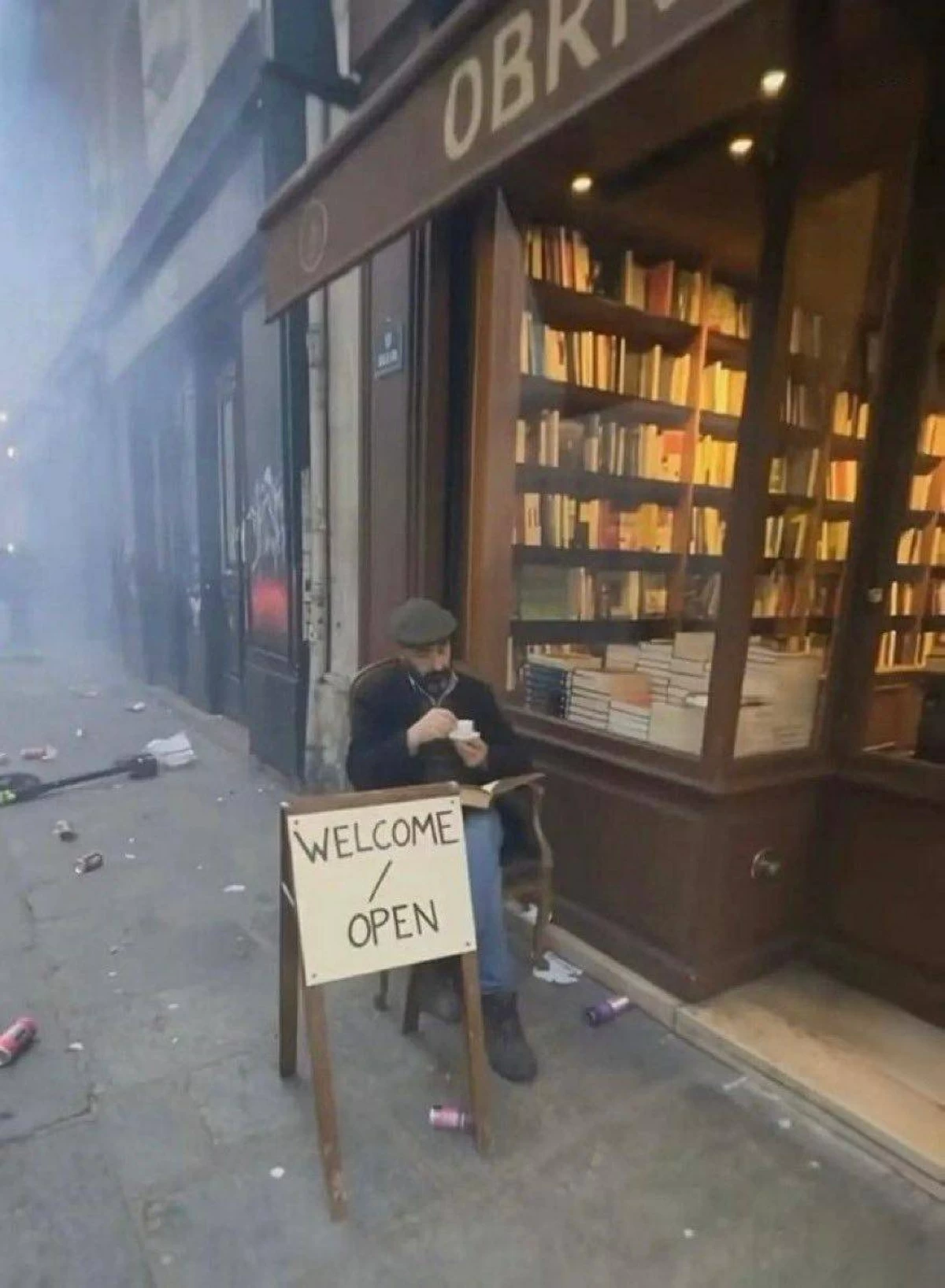 صاحب مكتبة يثير الجدل في احتجاجات فرنسا بـ«أهلا بكم..المحل مفتوح»..ما القصة؟
