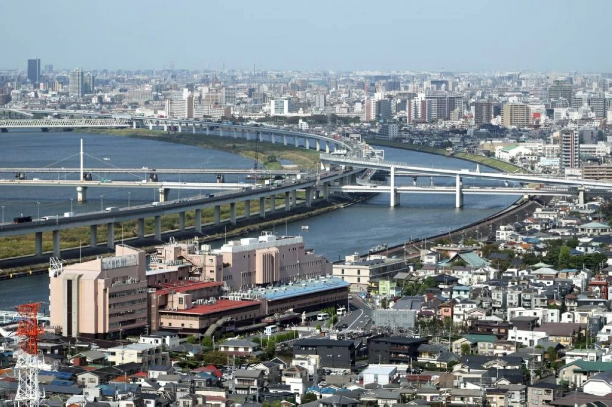 Vehicles travel along an elevated expressway in Tokyo, Japan, on Monday, Oct. 19, 2026. A sale of 20-year government bonds on Tuesday saw the strongest demand on record, adding to signs of robust appetite for domestic debt. Photographer: Kiyoshi Ota/Bloomberg