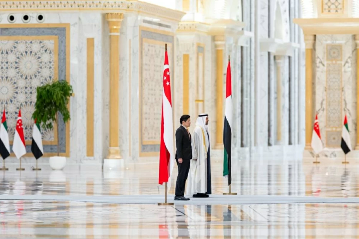 محمد بن زايد يستقبل رئيس وزراء سنغافورة
