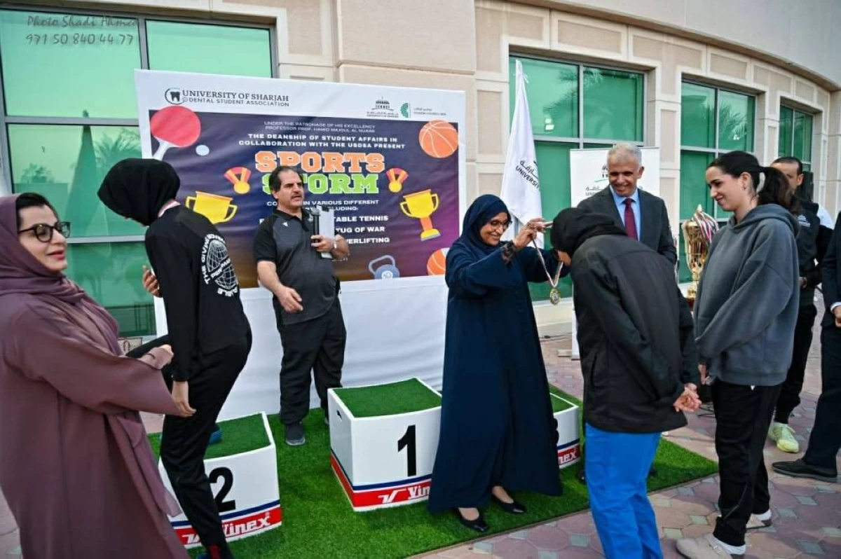 أمينة المرزوقي خلال المشاركة في تتويج سابق لبطولات جامعة الشارقة