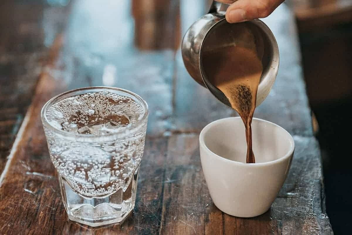 كوب ماء قبل فنجان القهوة..هل يقلل الحموضة ويحسن الهضم؟