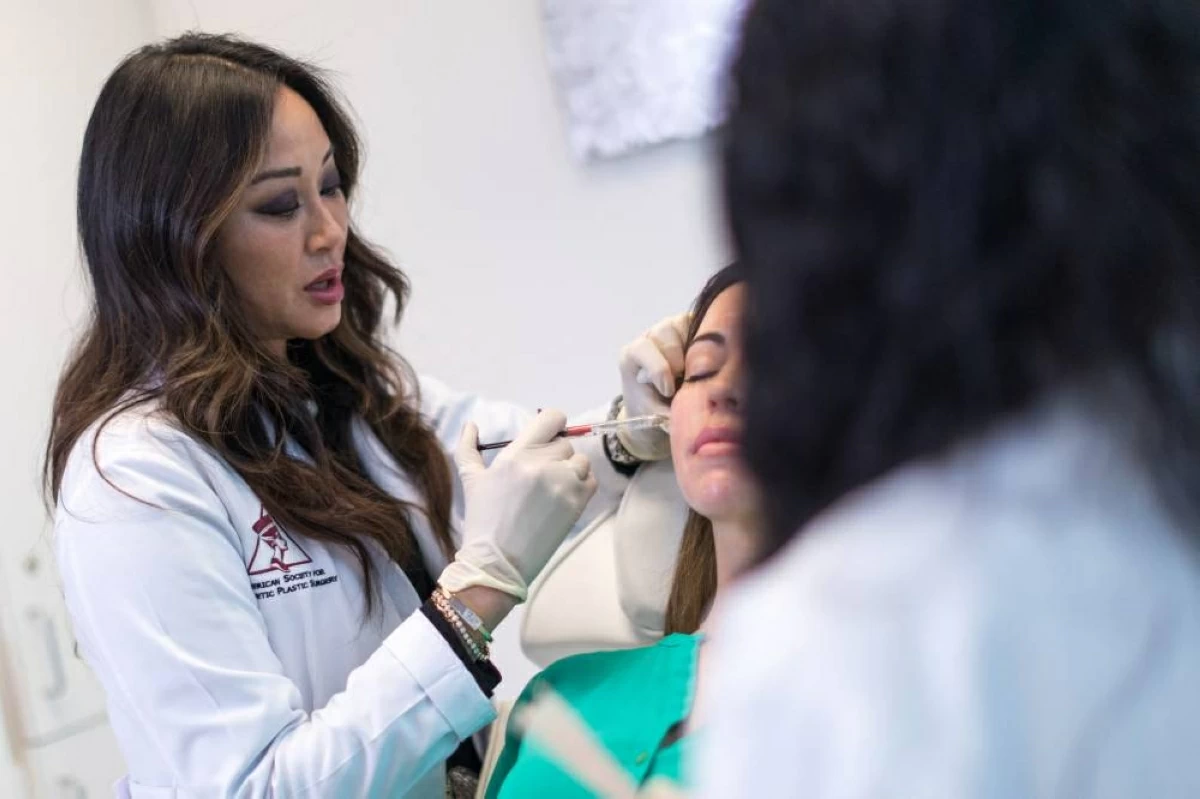 مريضة تتلقى حقنة تجميل في ميامي بفلوريدا الأمريكية (رويترز)