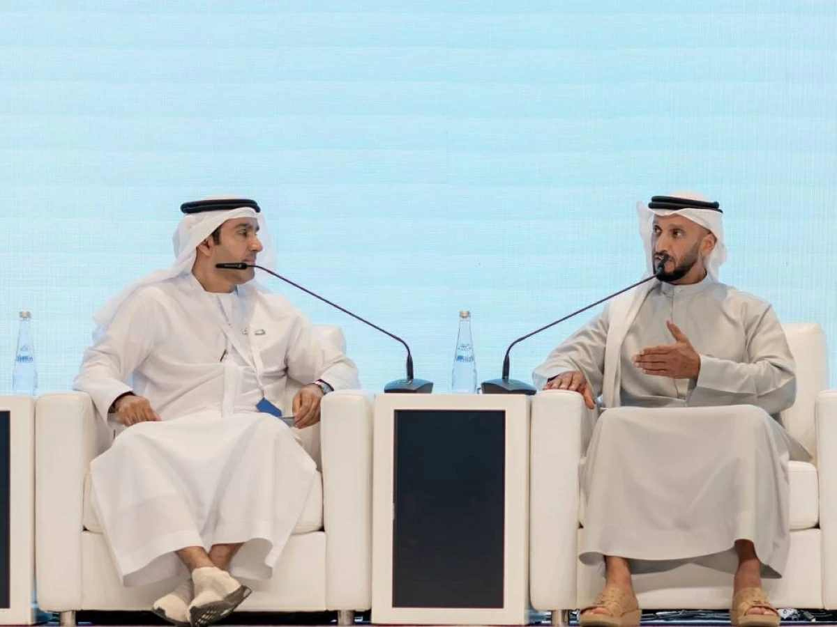 عبدالله آل حامد متحدثاً خلال الجلسة