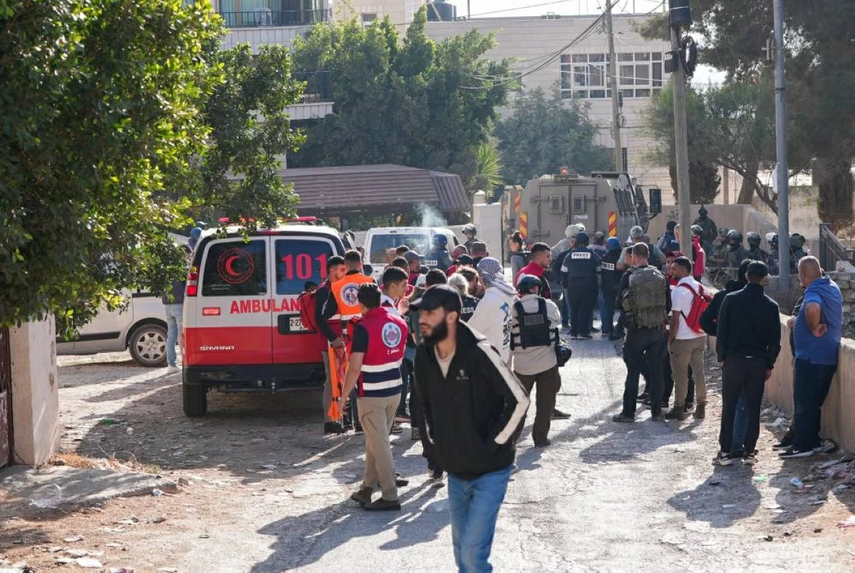 قوات إسرائيلية تمنع فلسطينيين من الوصول إلى بساتين الزيتون الخاصة بهم قرب رام الله (رويترز)