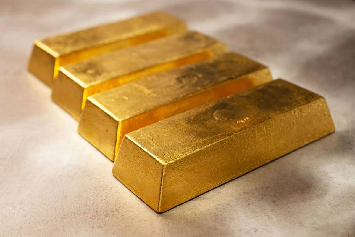 الذهب يرزح تحت ضغوط أسعار الفائدة.. والعقود الآجلة تهبط 0.4%