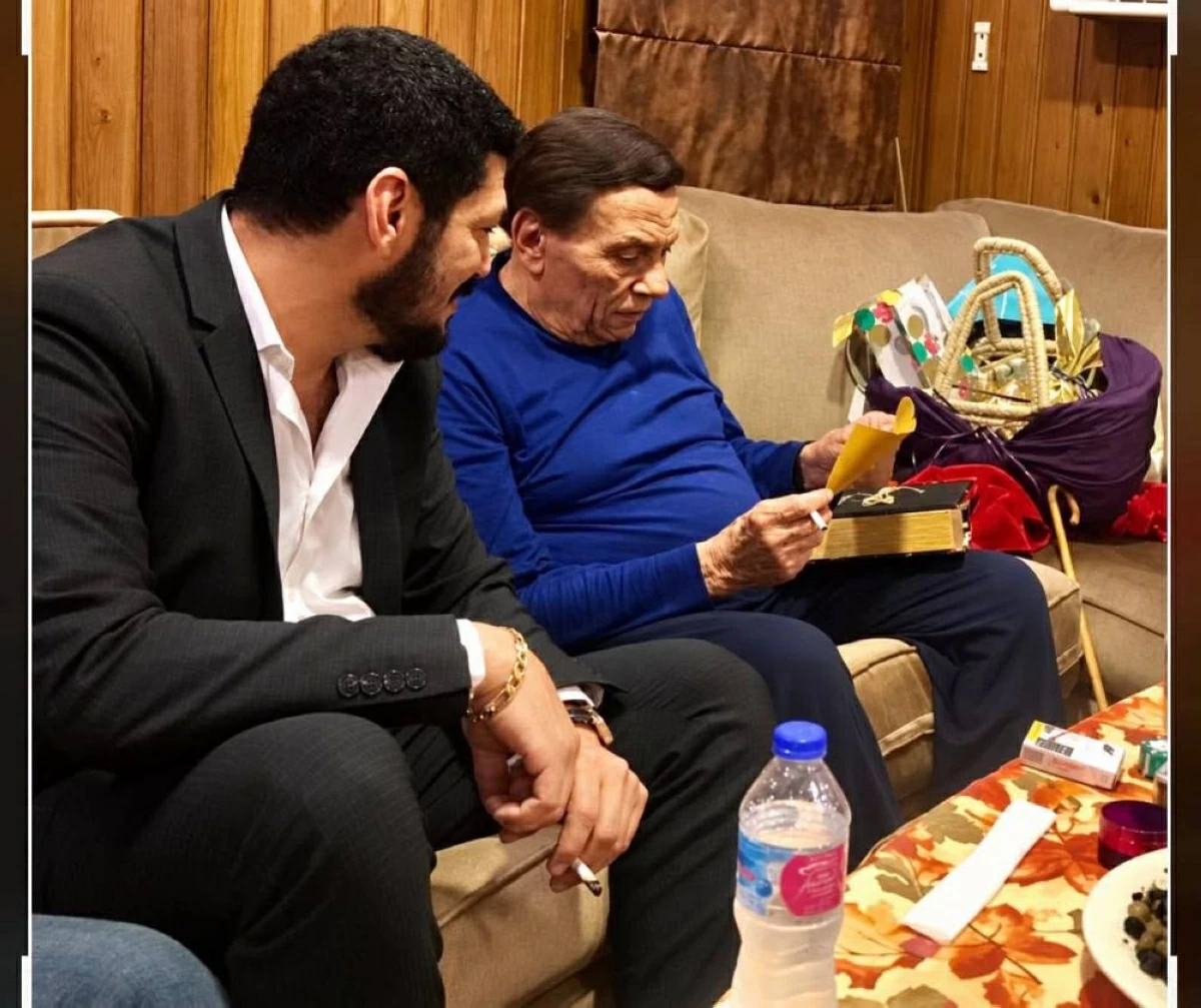 هل ظهر عادل إمام حديثاً؟.. حقيقة الصورة المتداولة مع باسم سمرة