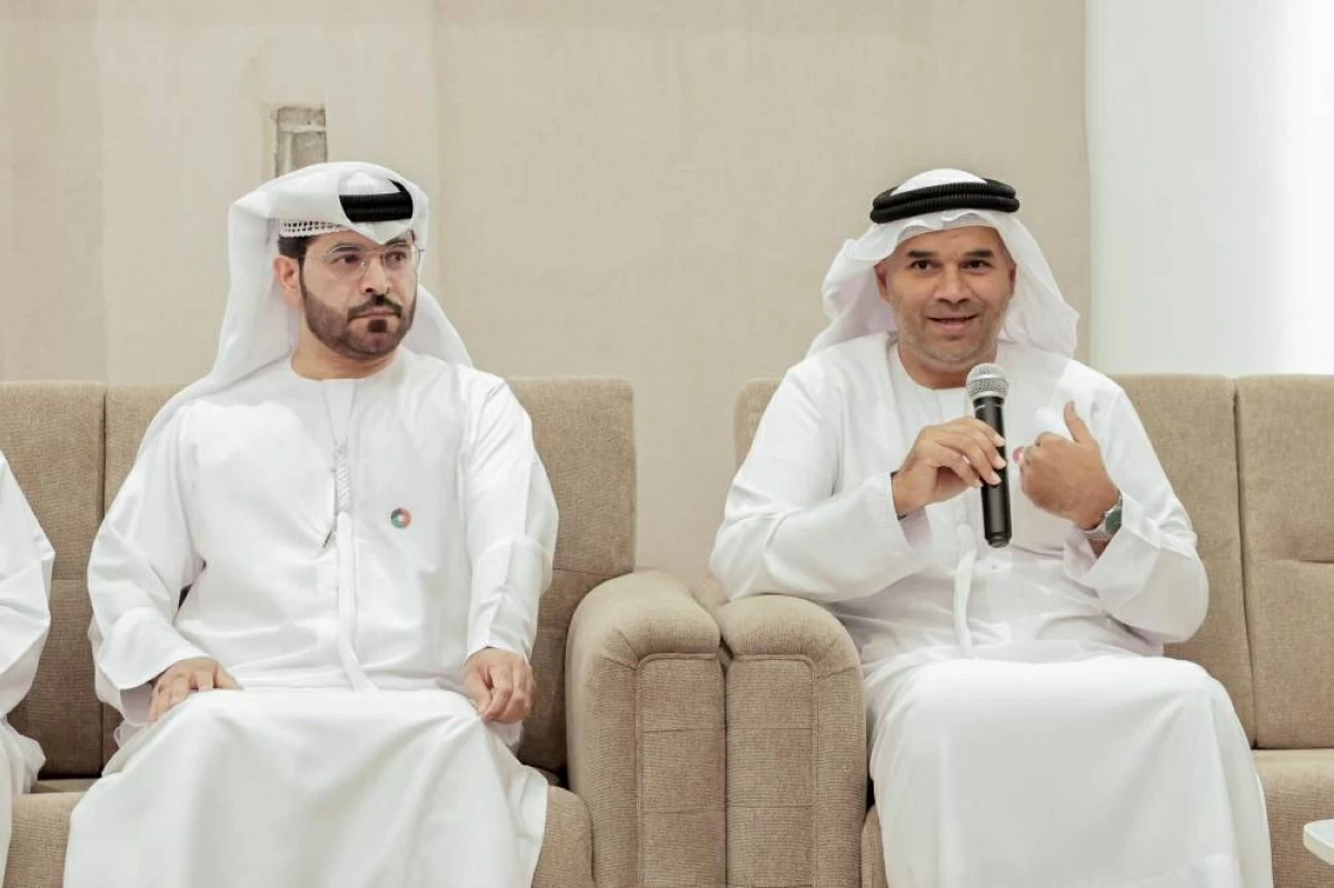 عبد العزيز الملا متحدثاً خلال اللقاء