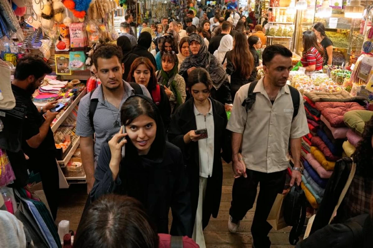 ايرانيون في سوق تاجريش التقليدي في طهران(أ.ب)