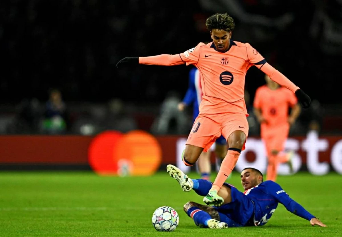 يامال خلال مباراة برشلونة وباريس