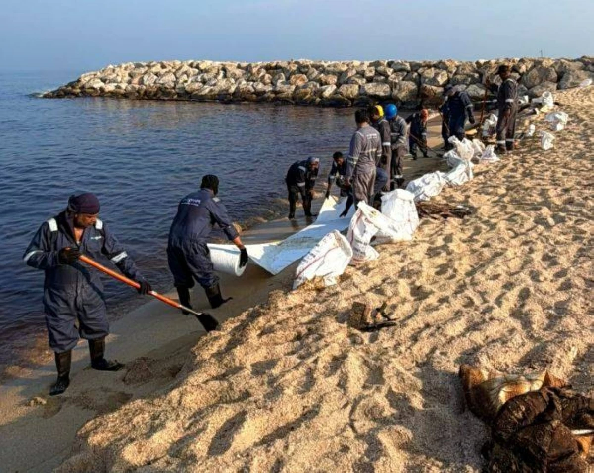 بلدية أم القيوين تكثف جهودها لاحتواء آثار التسرب النفطي