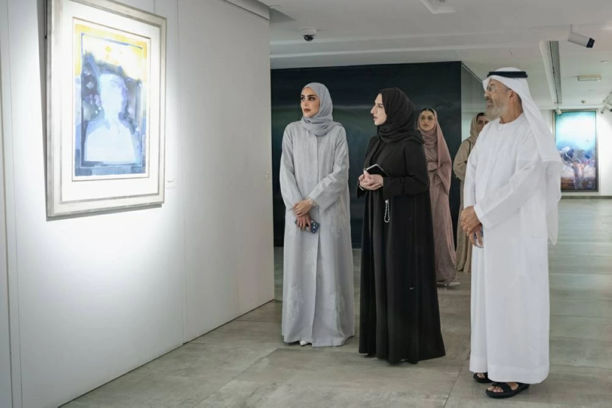 هالة بدري وعبد القادر الريس خلال جولة في المعرض