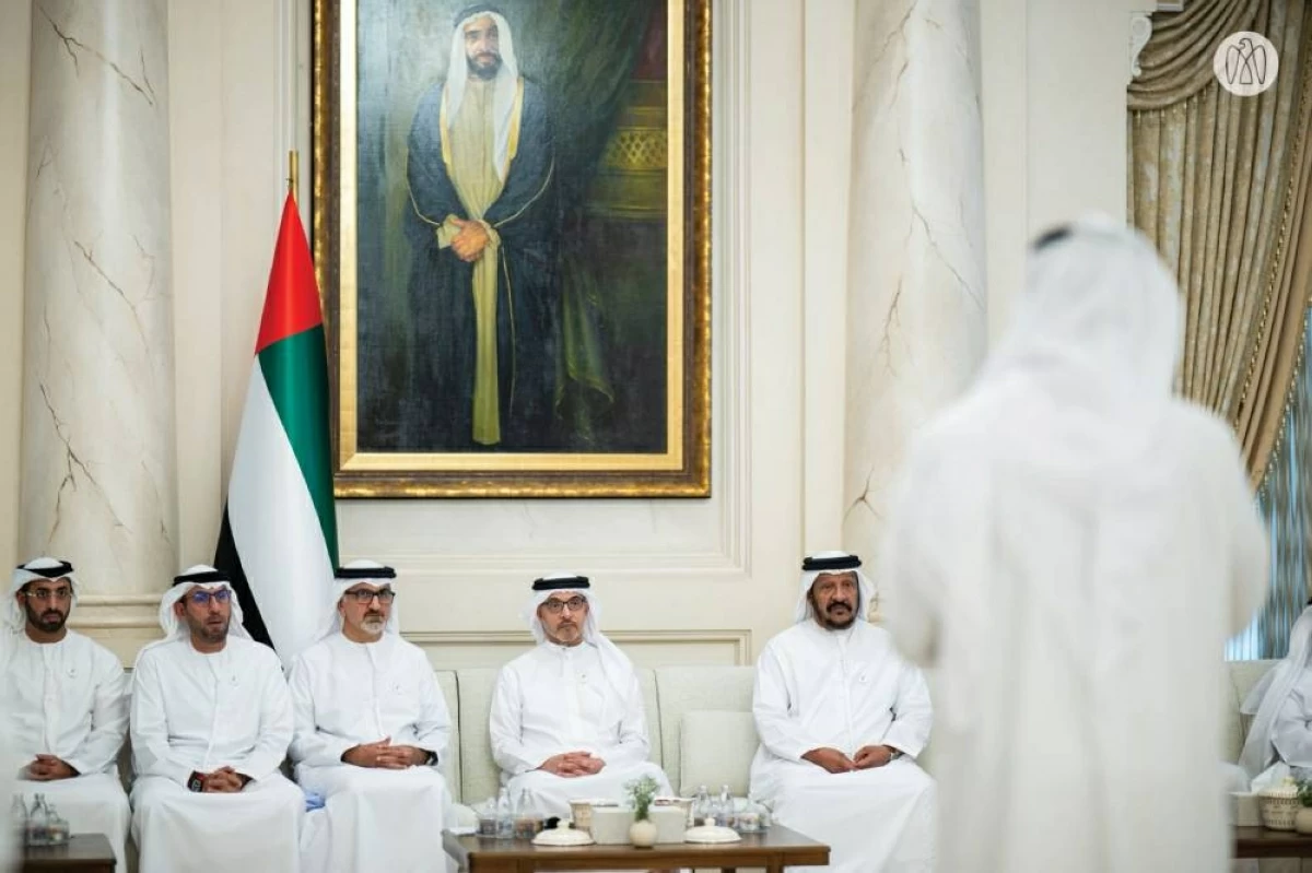 هزاع بن زايد يتبادل الأحاديث الودية مع الشيوخ والمسؤولين والمواطنين في العين