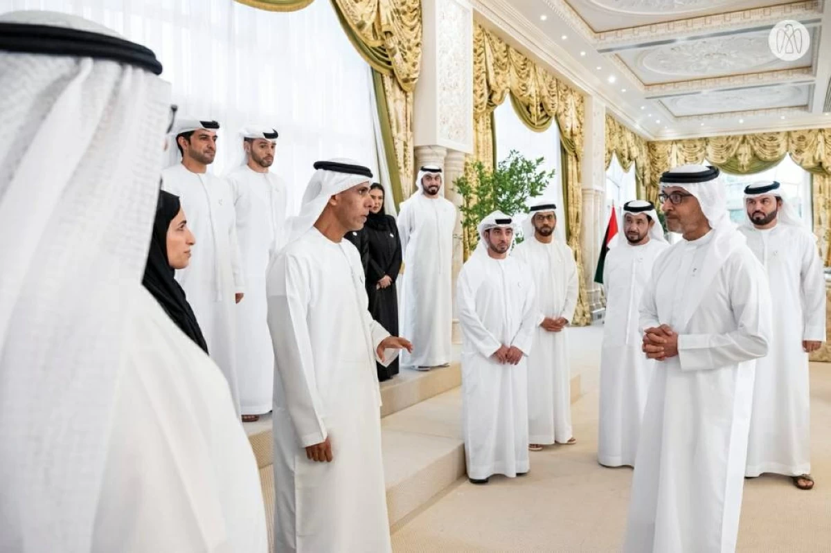 هزاع بن زايد يتبادل الأحاديث الودية مع الشيوخ والمسؤولين والمواطنين في العين