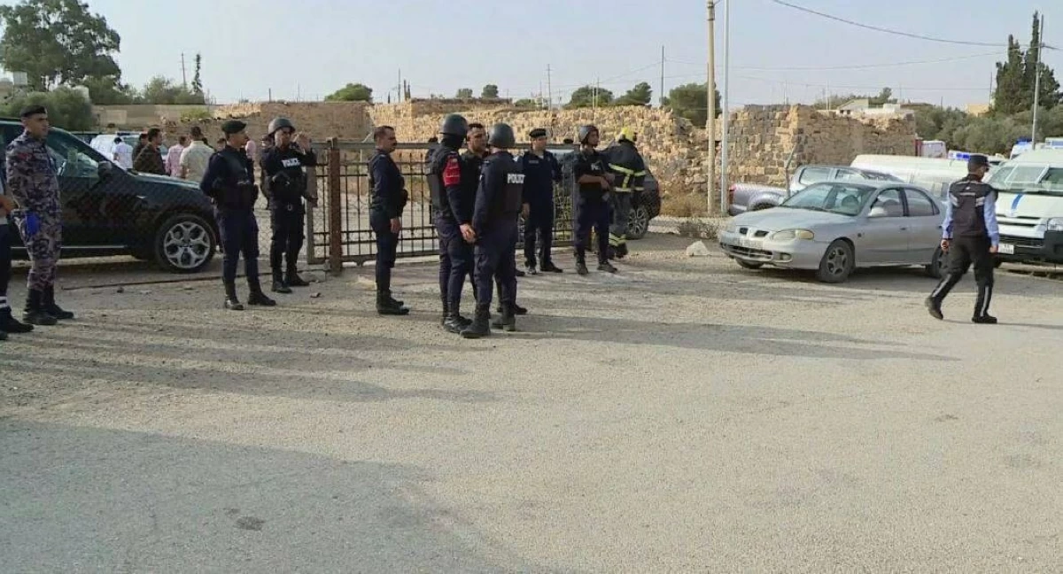 لحظة إطلاق مسلحين النار على كنيسة في الأردن (فيديو)