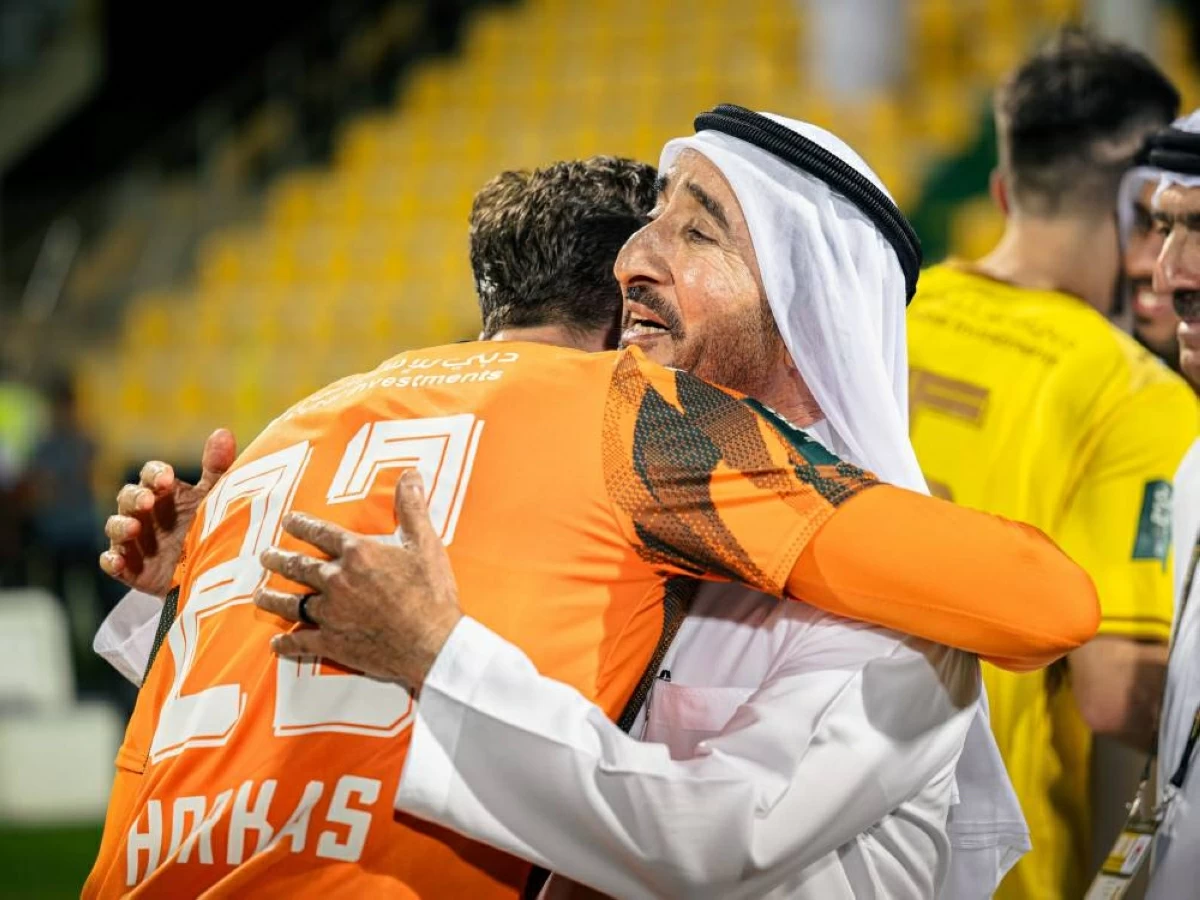بطي بن مكتوم نائب رئيس نادي الوصل يعانق دينكو