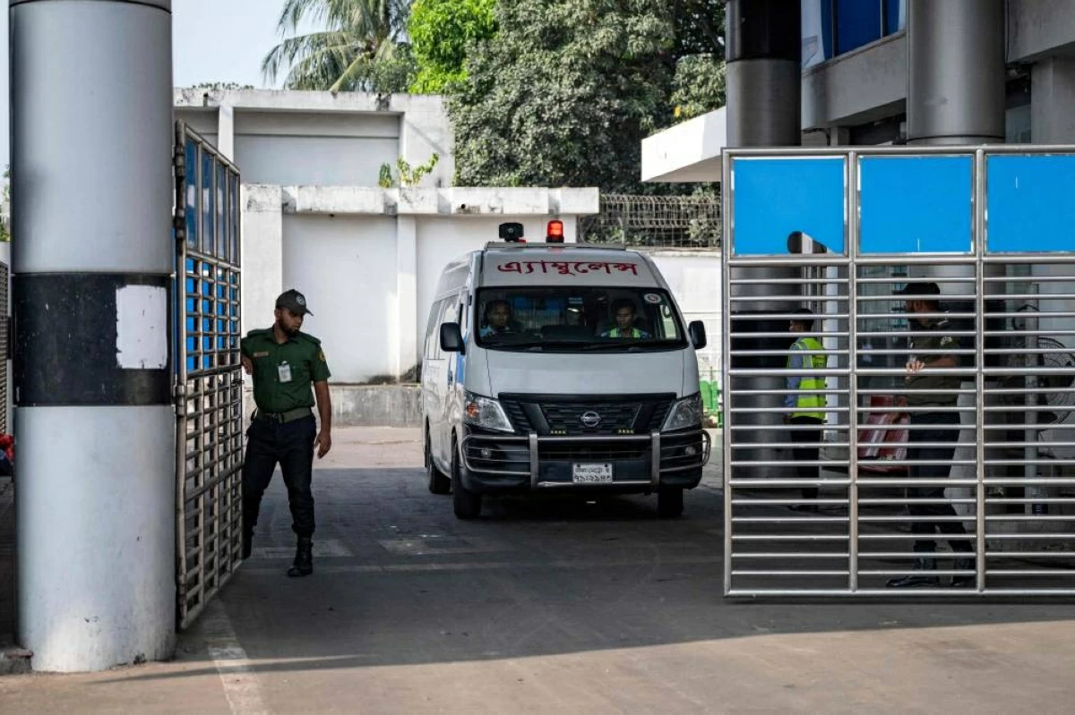 سيارة إسعاف تحمل جثمان بتغلاديشي قتل في هجوم على مطار الرياض بعد وصوله الى مطار حضرة شاه جلال في دكا.(أ.ف.ب)
