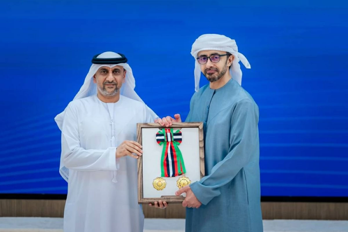 محمد بن زايد يمنح 6 من سفراء الإمارات وقنصلين وسامَي زايد الثاني و«الاستقلال» من الطبقة الأولى