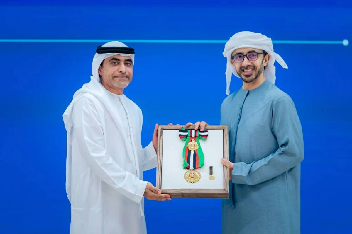 محمد بن زايد يمنح 8 دبلوماسيين وسامَي زايد الثاني و«الاستقلال»