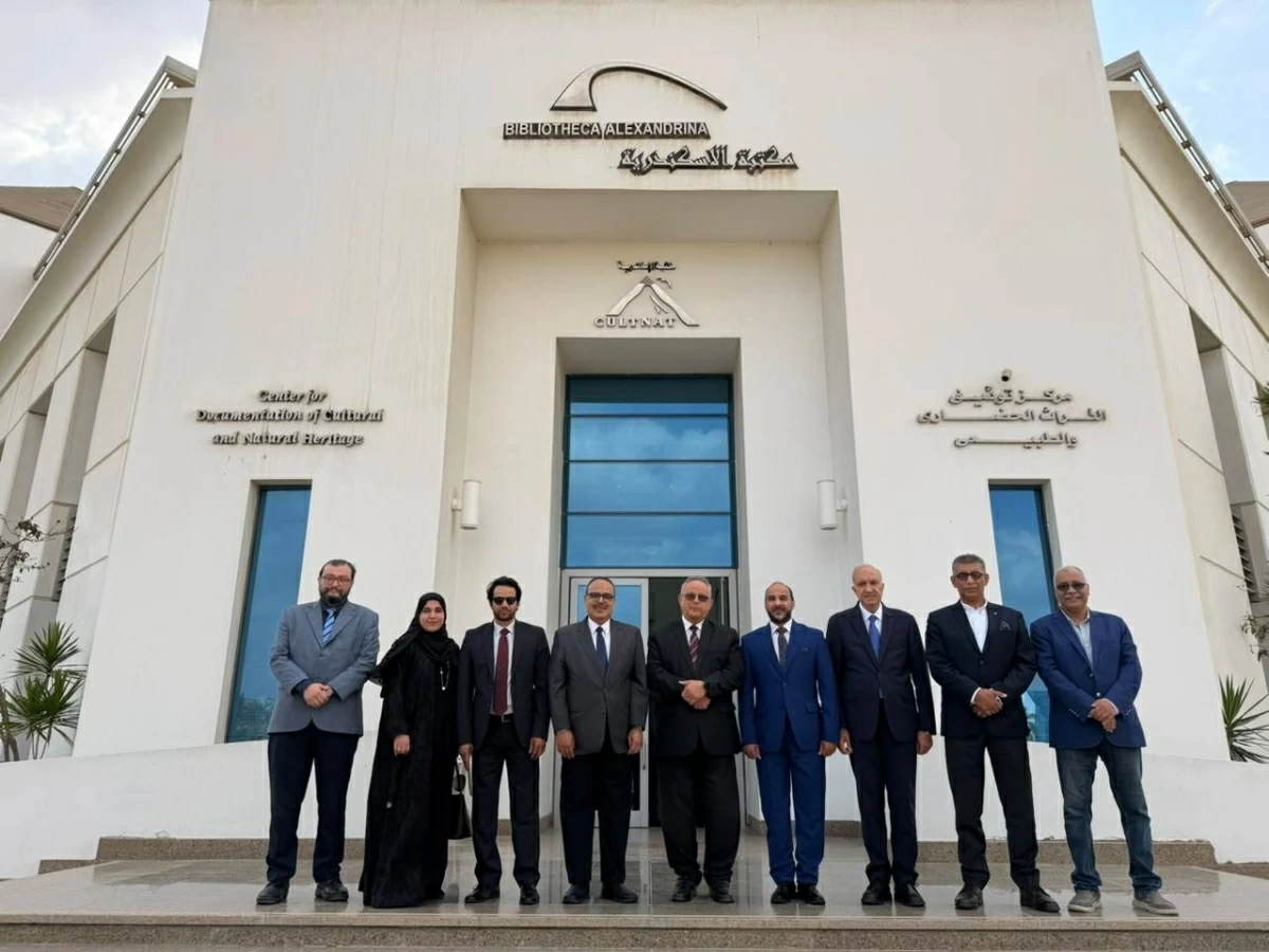 وفد المعهد ومسؤولو مكتبة الإسكندرية