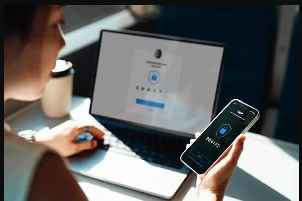 يتولى التطبيق إدخال بيانات الدخول