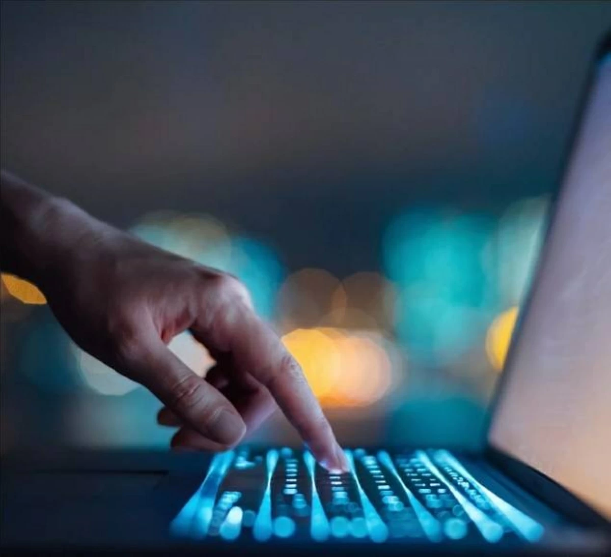 التطبيق يتولى  إدخال بيانات الدخول