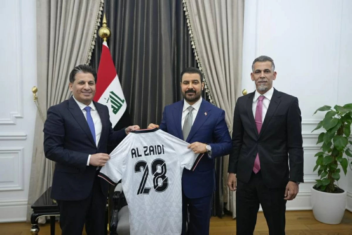 الزيدي يتوسط يونس محمود وعقيل مفتن