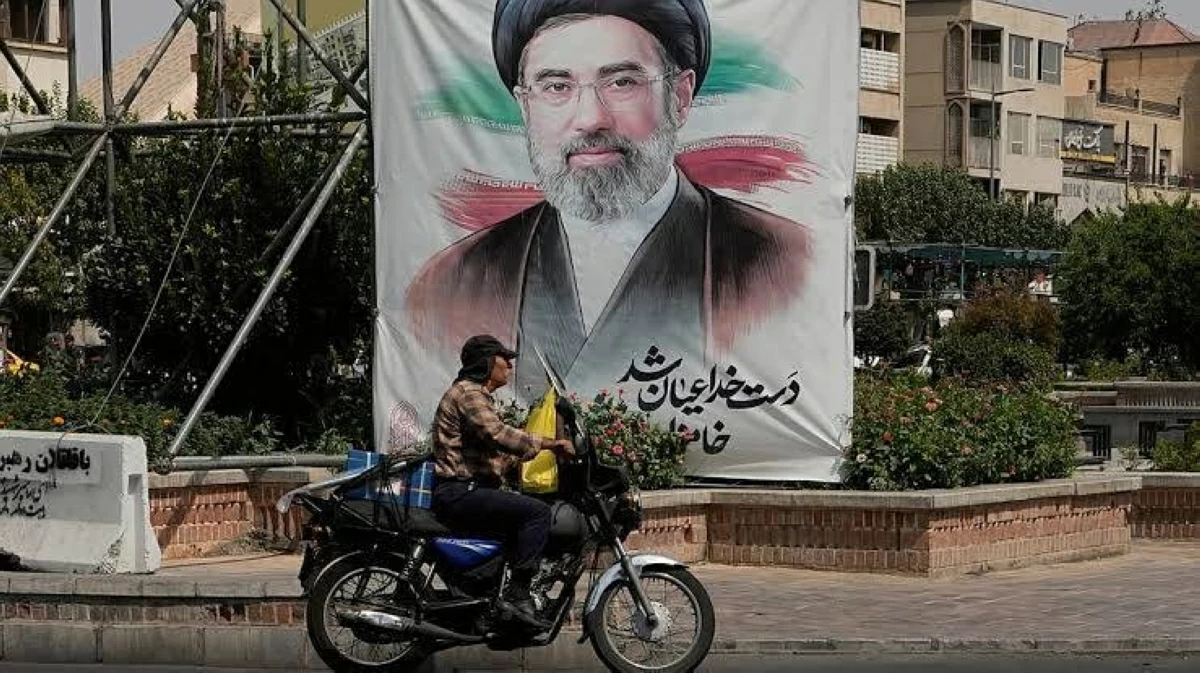 لقاء نادر بين مجتبى خامنئي ورئيس السلطة القضائية